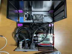 Внутренняя схема, показывающая Raspberry Pi 4B в самом сердце всего этого (Источник изображения: Rodmg via Hackaday)