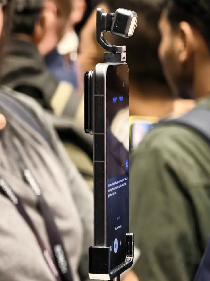 Трехосевая гимбальная камера Honor Robot Phone развернута для использования.