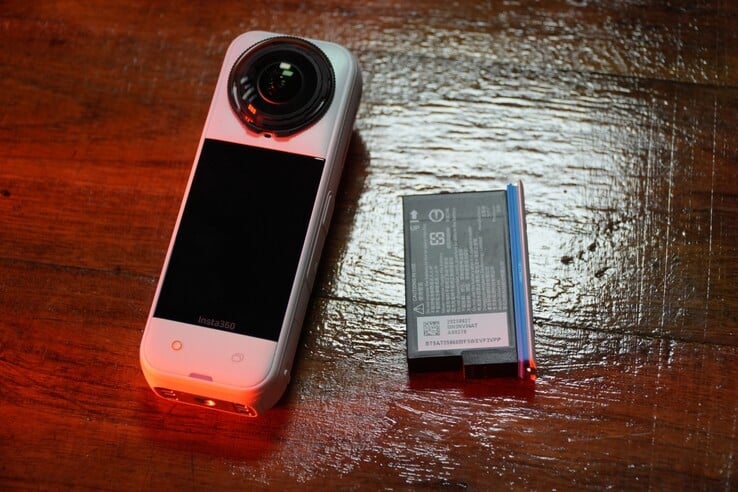 Insta360 X5 может похвастаться батареей емкостью 2 400 мАч (Источник изображения: Abhinav Fating/Notebookcheck)