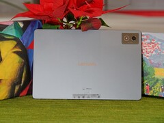 Металлическое шасси - одна из причин, по которой Idea Tab Pro выглядит гораздо более премиально, чем можно предположить по его цене. (Источник изображения: Notebookcheck)