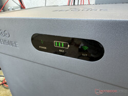 Небольшой дисплей на SolarFlow 2400 Pro предоставляет информацию о состоянии заряда