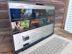 На открытом воздухе (яркий день, без прямого солнечного света)