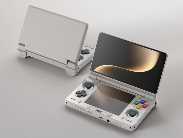 У консоли Ayn Thor D-Pad расположен внизу, в отличие от Retroid Pocket Duo, у которой он находится вверху.