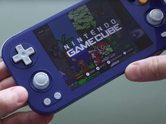 Практический снимок Anbernic RG476H в цветовом варианте, вдохновленном Gamecube. (Источник изображения: Retro Game Corps)