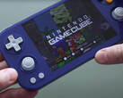 Практический снимок Anbernic RG476H в цветовом варианте, вдохновленном Gamecube. (Источник изображения: Retro Game Corps)