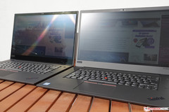 ThinkPad X1 Extreme 4K (слева) против FHD (справа) под лучами солнца