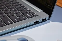 Lenovo IdeaPad Vibe: Порты с правой стороны.