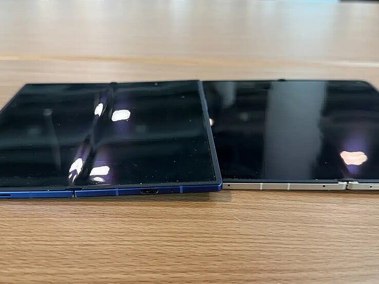 Galaxy Z Fold 7 (слева) рядом с Oppo Find N6 (справа).