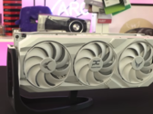 Red Devil RX 9070 XT Limited Spectral White Edition от PowerColor поступит в продажу 8 апреля (Источник изображения: OC3D TV, YouTube)