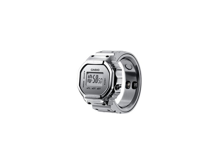 Вид под углом на серебристые умные часы-кольцо Casio CRW-H001M-8, на котором видны цифровой дисплей и датчики здоровья, встроенные в кольцо.
