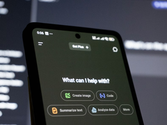 Согласно этому исследованию, польский лидирует среди всех языков со средней точностью 88% по шкале длинных контекстов. Английский язык занимает 6-е место по этой шкале. На картинке - стоковое изображение мобильного телефона ChatGPT. (Источник изображения: Зульфугар Каримов на Unsplash)