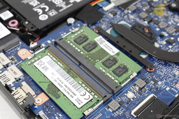 Оперативную память в формате SO-DIMM легко можно заменить