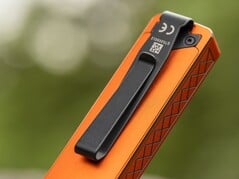 На задней части фонаря Olight ArkPro Ultra имеется прочный металлический зажим.