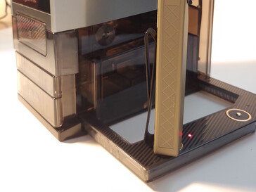 Индикаторы состояния спрятаны за фонариками. (Источник изображения: Notebookcheck)