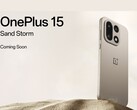 Смартфон OnePlus 15 Sand Storm edition с тройной настройкой камеры демонстрируется на фоне пустынного песка. (Источник изображения: OnePlus)
