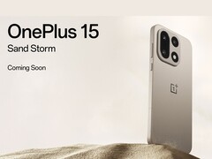 Смартфон OnePlus 15 Sand Storm edition с тройной настройкой камеры демонстрируется на фоне пустынного песка. (Источник изображения: OnePlus)