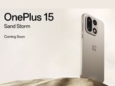 Смартфон OnePlus 15 Sand Storm edition с тройной настройкой камеры демонстрируется на фоне пустынного песка. (Источник изображения: OnePlus)