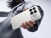 Модель Redmi K100 Pro Max оснащена 2.1-канальной акустической системой с технологией Sound by Bose. На снимке: рекламное изображение телефона, демонстрирующее его заднюю панель.