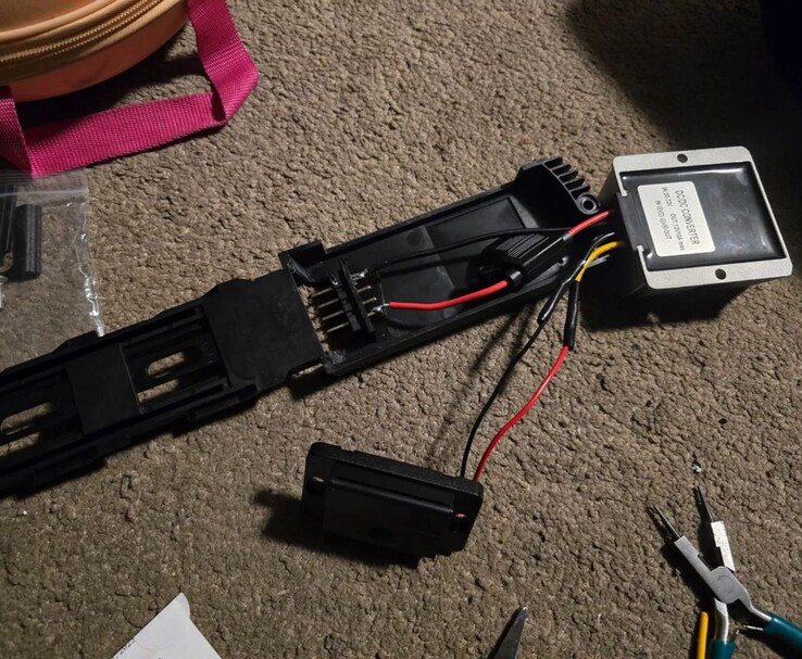 Собственная DIY-установка, демонстрирующая внутреннюю проводку и DC-DC преобразователь, подключенный к адаптеру аккумулятора eBike, созданная для безопасного питания портативного устройства ASUS ROG Ally X. (Источник изображения: DoggoLord27 через r/ROGAlly)