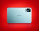 Игровой планшет iQOO Pad Pro показан спереди и сзади.