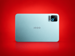 Игровой планшет iQOO Pad Pro показан спереди и сзади.