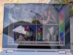 На открытом воздухе в тени. Блики все еще преобладают