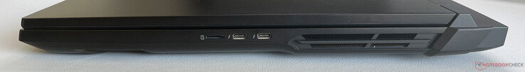 Справа: устройство для чтения карт памяти microSD, 2x USB-C 4.0 с Thunderbolt 5 (80 Гбит/с, DisplayPort 2.1, 1x Power Delivery)