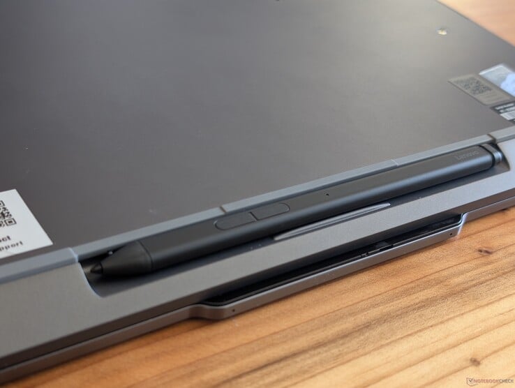 Slim Pen 2 надежно удерживается в отсеке для ручки и практически не выступает из него