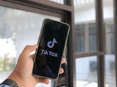 Смартфон с логотипом TikTok