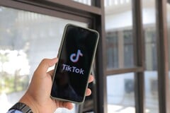 Смартфон с логотипом TikTok