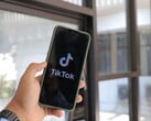 Смартфон с логотипом TikTok