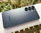 Ожидается, что преемник изображённого на фотографии Samsung Galaxy S25 FE будет отличаться лишь незначительными изменениями в дизайне.