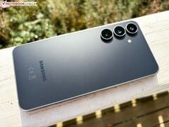 Ожидается, что преемник изображённого на фотографии Samsung Galaxy S25 FE будет отличаться лишь незначительными изменениями в дизайне.