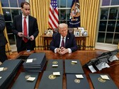 Президент Дональд Трамп подписывает исполнительные распоряжения. (Источник изображения: Белый дом)