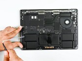 MacBook Pro Apple M5 получил лишь минимальные улучшения в ремонте. (Источник изображения: iFixit)
