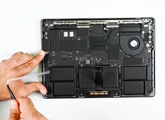 MacBook Pro Apple M5 получил лишь минимальные улучшения в ремонте. (Источник изображения: iFixit)