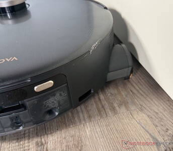 Он оставляет безопасное расстояние, когда вытирает края