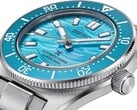 Крупный план часов Seiko Prospex 1965 Heritage Diver с синим циферблатом, индикатором даты, светящимися стрелками и метками, а также корпусом из нержавеющей стали.