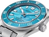 Крупный план часов Seiko Prospex 1965 Heritage Diver с синим циферблатом, индикатором даты, светящимися стрелками и метками, а также корпусом из нержавеющей стали.