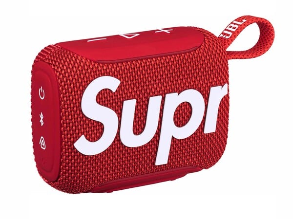 У модели Supreme JBL Go 5 белые кнопки.