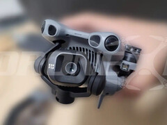 DJI Mini 5 Pro вблизи с его камерой 24 мм и f/1.8. (Источник изображения: via DroneXL & Jasper Ellens)