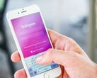 Смартфон с запущенным приложением Instagram