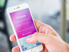 Смартфон с запущенным приложением Instagram