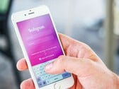 Смартфон с запущенным приложением Instagram