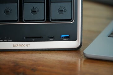 Передняя панель Ugreen NASync DXP4800 GT