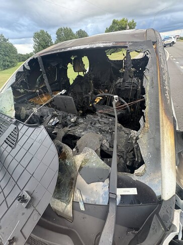 Вид спереди на Mustang Mach E после пожара (Источник изображения: Чейз Робертс)