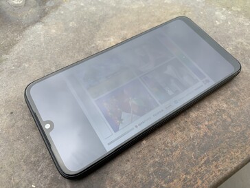Экран смартфона на улице, датчик освещения активен