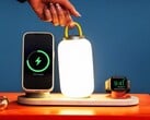 Зарядное устройство DailyObjects также может заряжать портативную лампу.