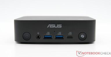 Спереди: Кнопка питания, комбинированный аудиоразъем 3,5 мм, 2x USB TypeA 10 Гбит/с, USB TypeC 10 Гбит/с, кнопка быстрого доступа Copilot