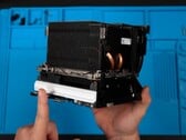 Снимок экрана, на котором виден большой радиатор Steam Machine, расположенный над блоками ввода-вывода и блоком питания